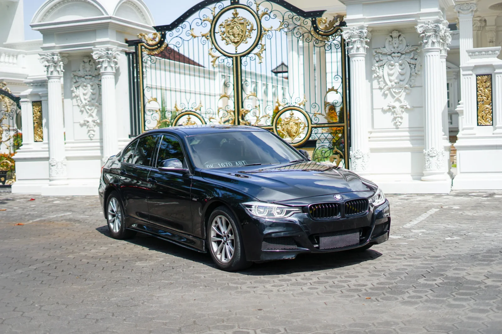 Аренда BMW 3-Series 320i Черный 2013 в Бали