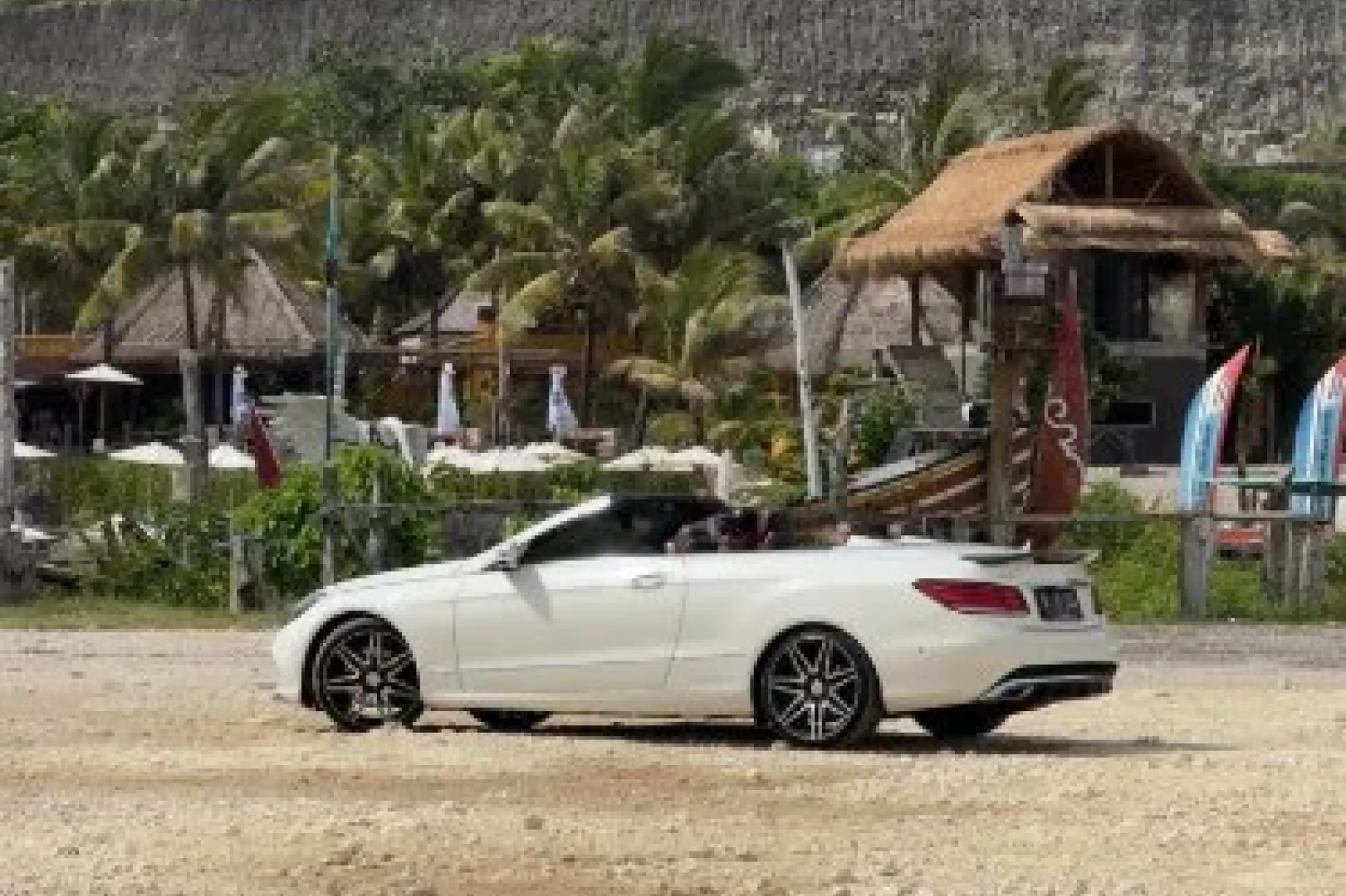 Alquiler Mercedes-Benz E-Class 250 Blanco 2015 en Bali