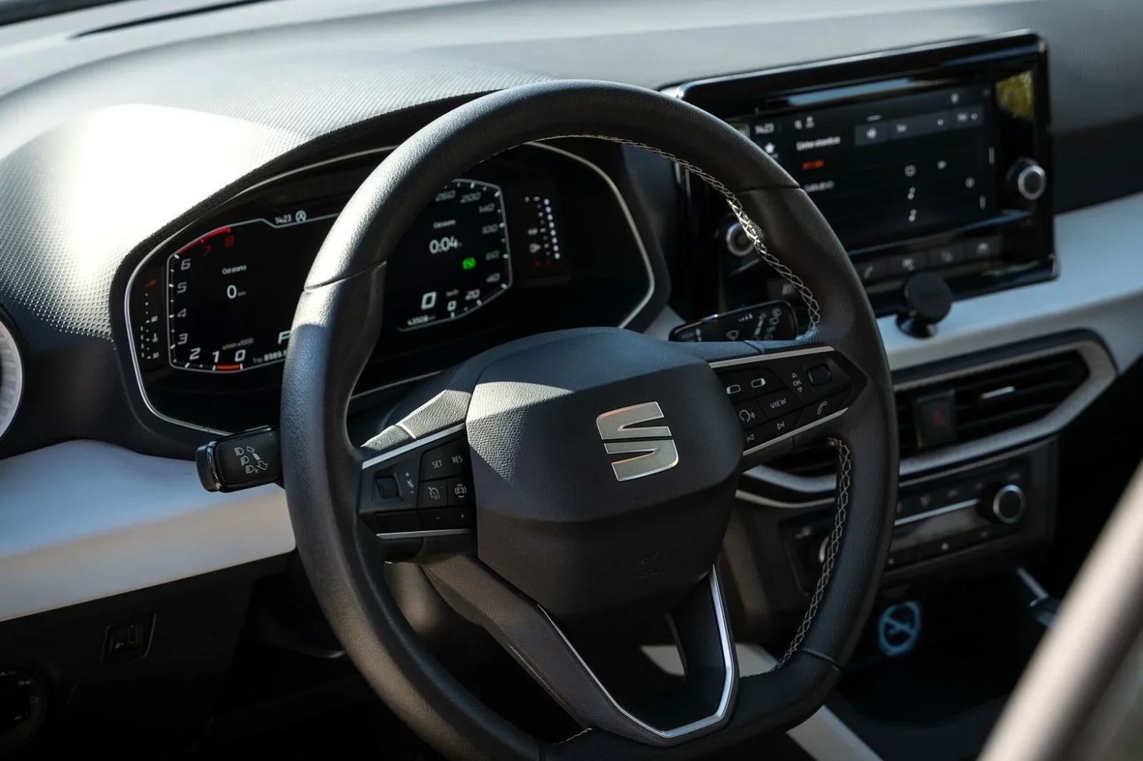 Rent SEAT Arona  White 2023 in Sarajevo - 4 