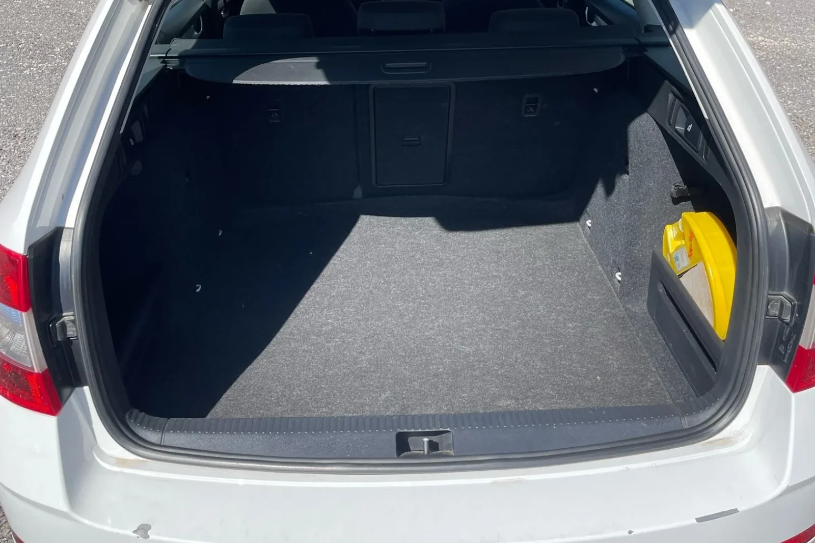 Rent Skoda Octavia  White 2021 in Sarajevo - 6 