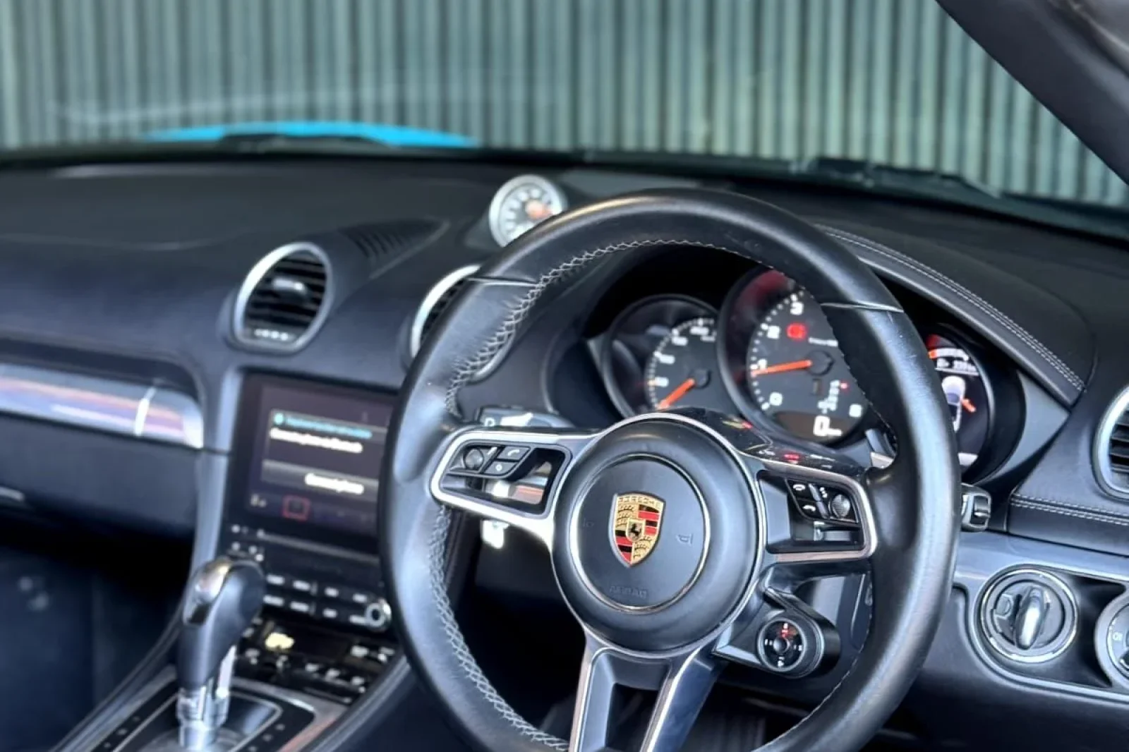 Huren Porsche 718 GT4 Hemelsblauw 2020 in Bali - 3 