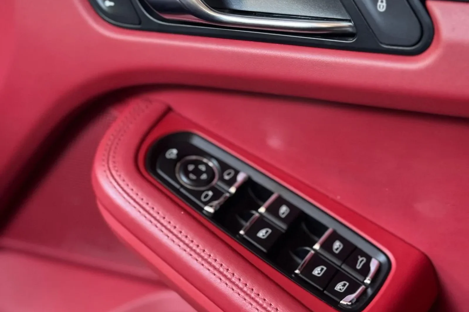 Loyer Porsche Macan  Noir 2020 en Bali - 7 