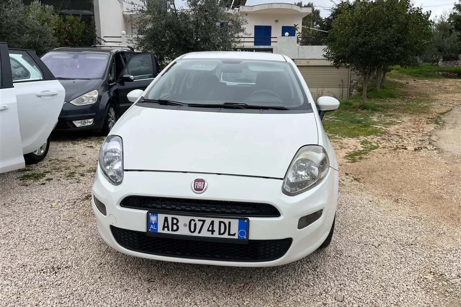 Аренда Fiat Punto  Белый 2018 в Tirana