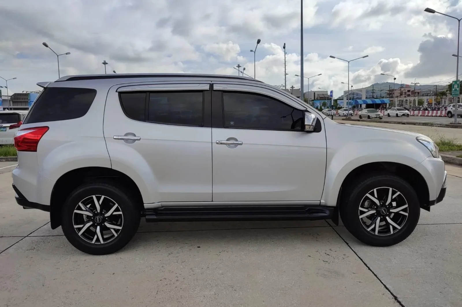 Rent Isuzu MU X Silver 2020 in Phuket - 6 
