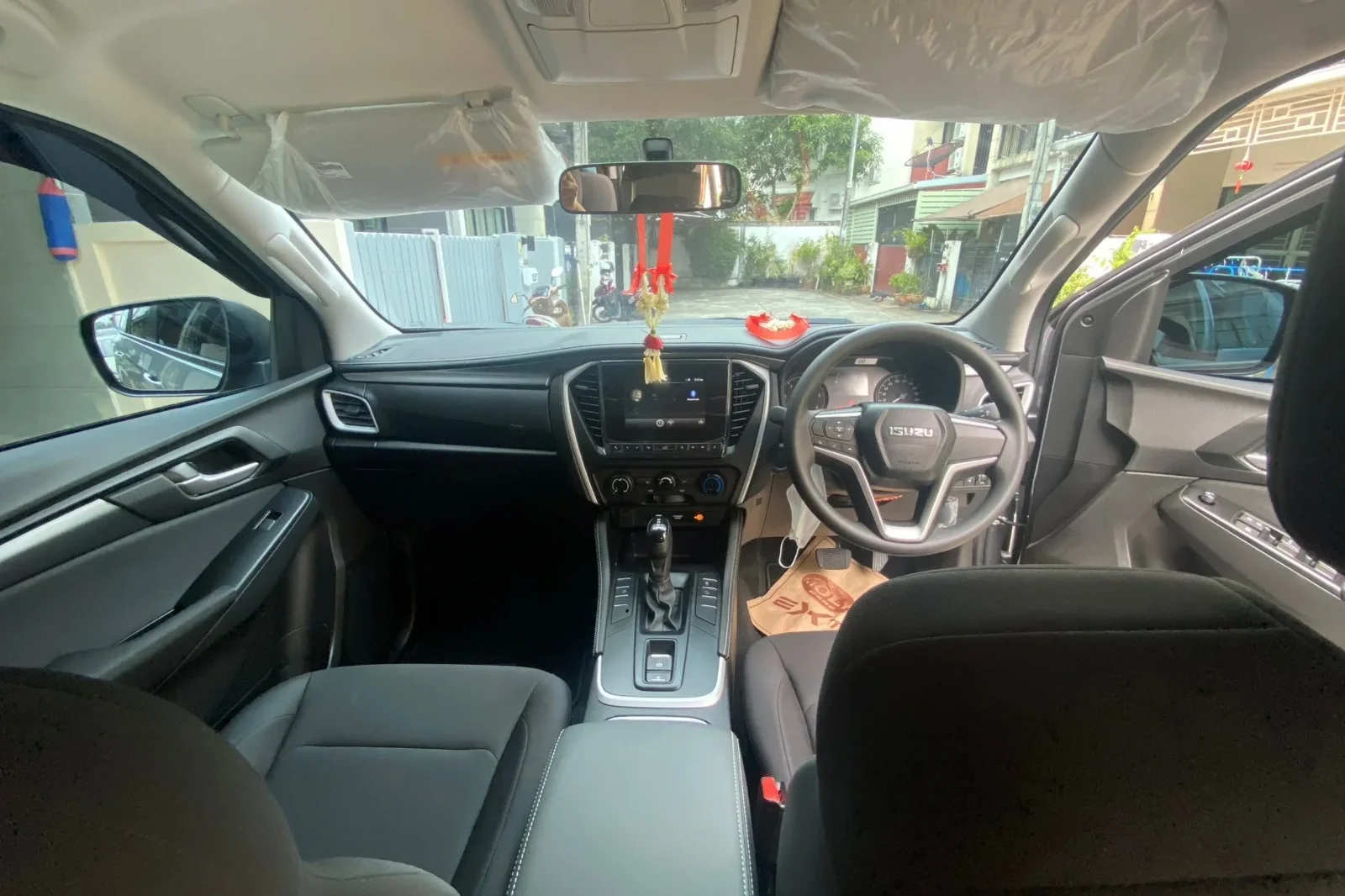 Rent Isuzu MU X Silver 2022 in Phuket - 3 