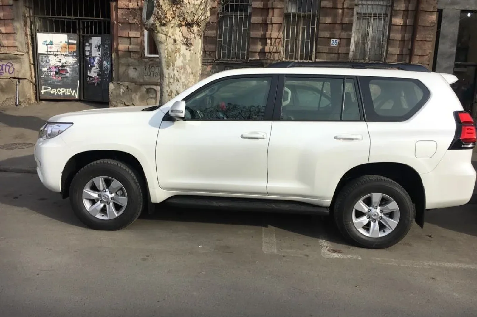 Huren Toyota Land Cruiser Prado  Wit 2017 in Tbilisi - 3 
