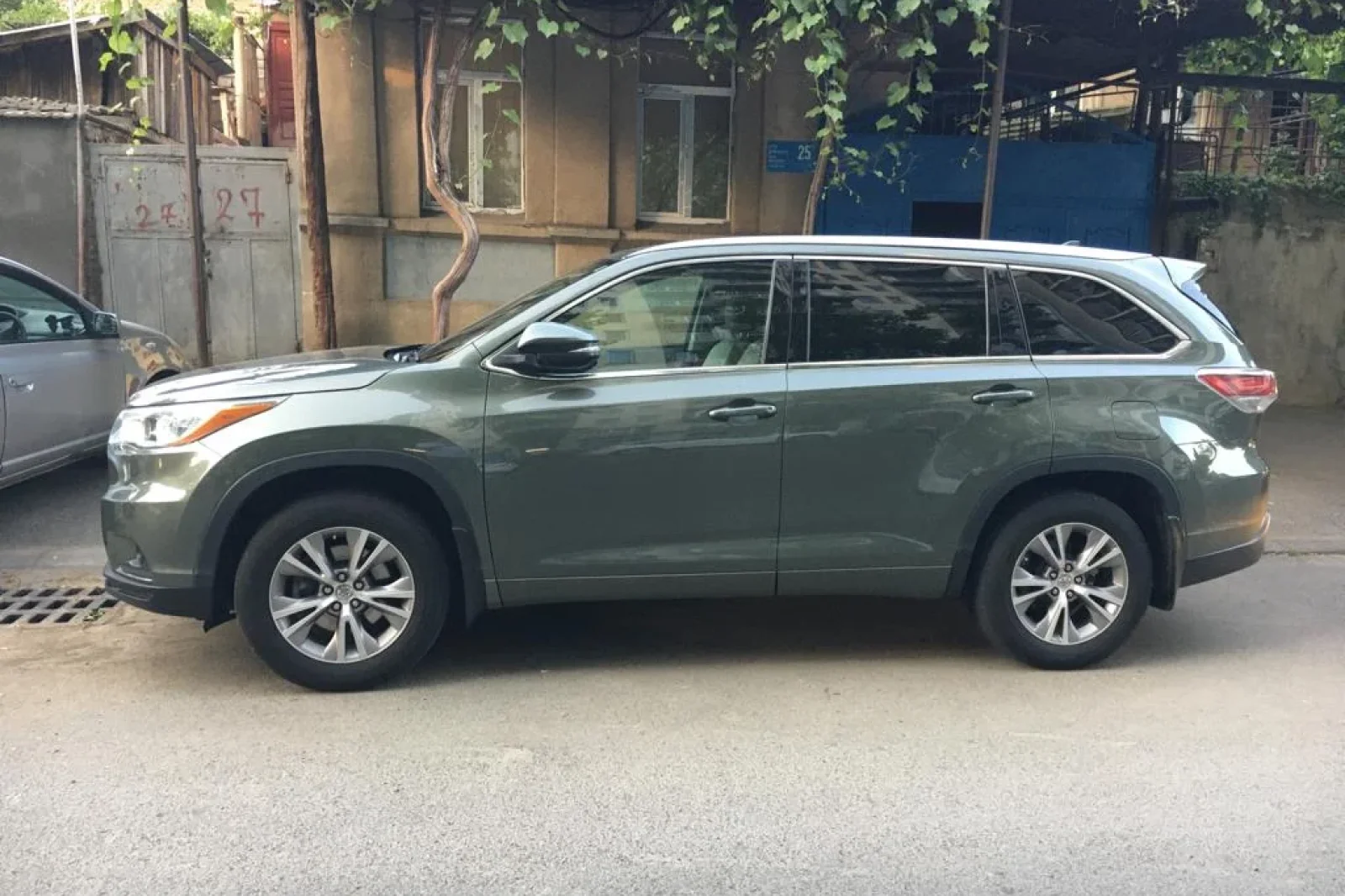 Huren Toyota Highlander  Groente 2015 in Tbilisi - 2 