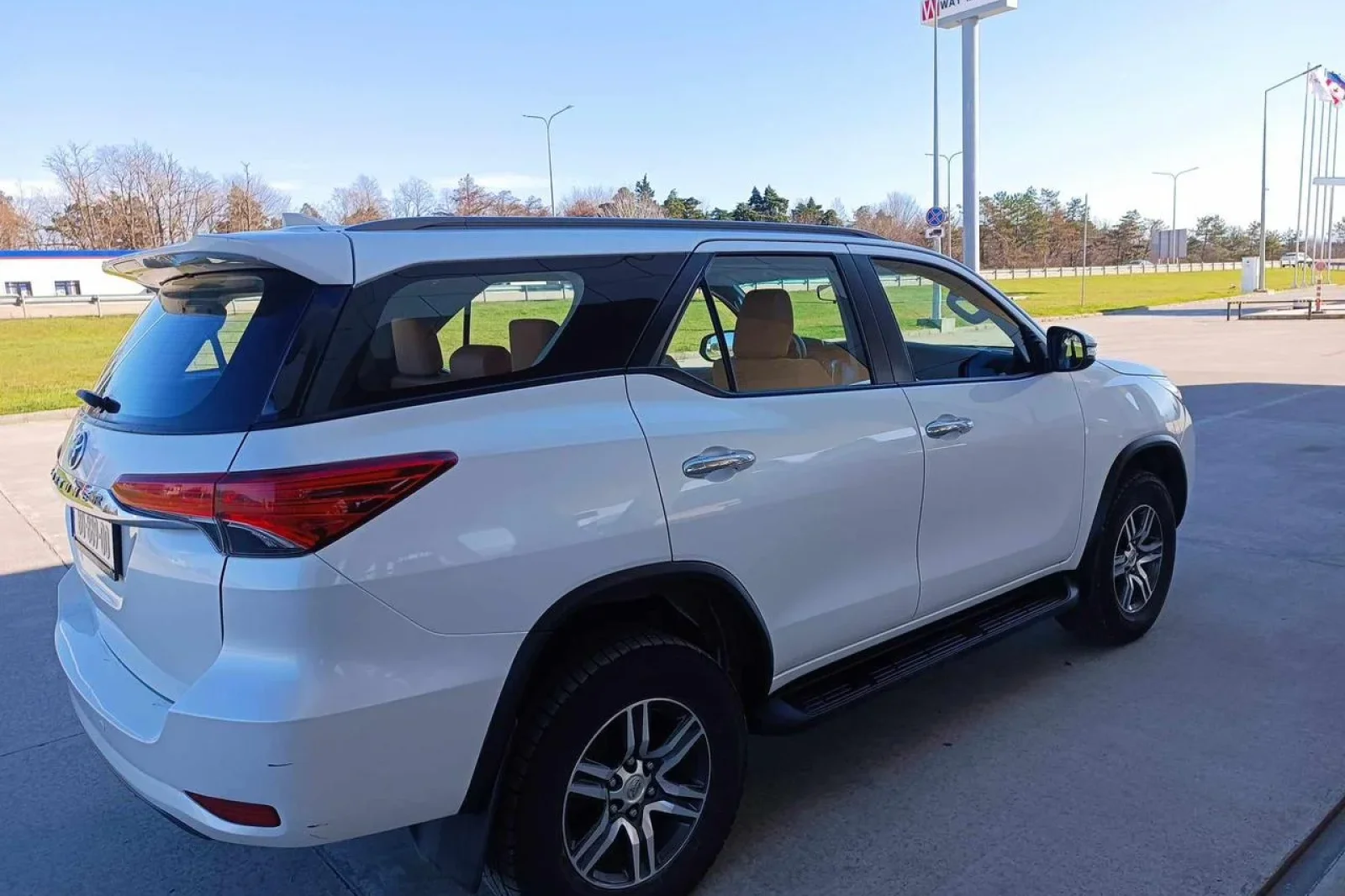 Huren Toyota Fortuner  Wit 2017 in Tbilisi - 3 