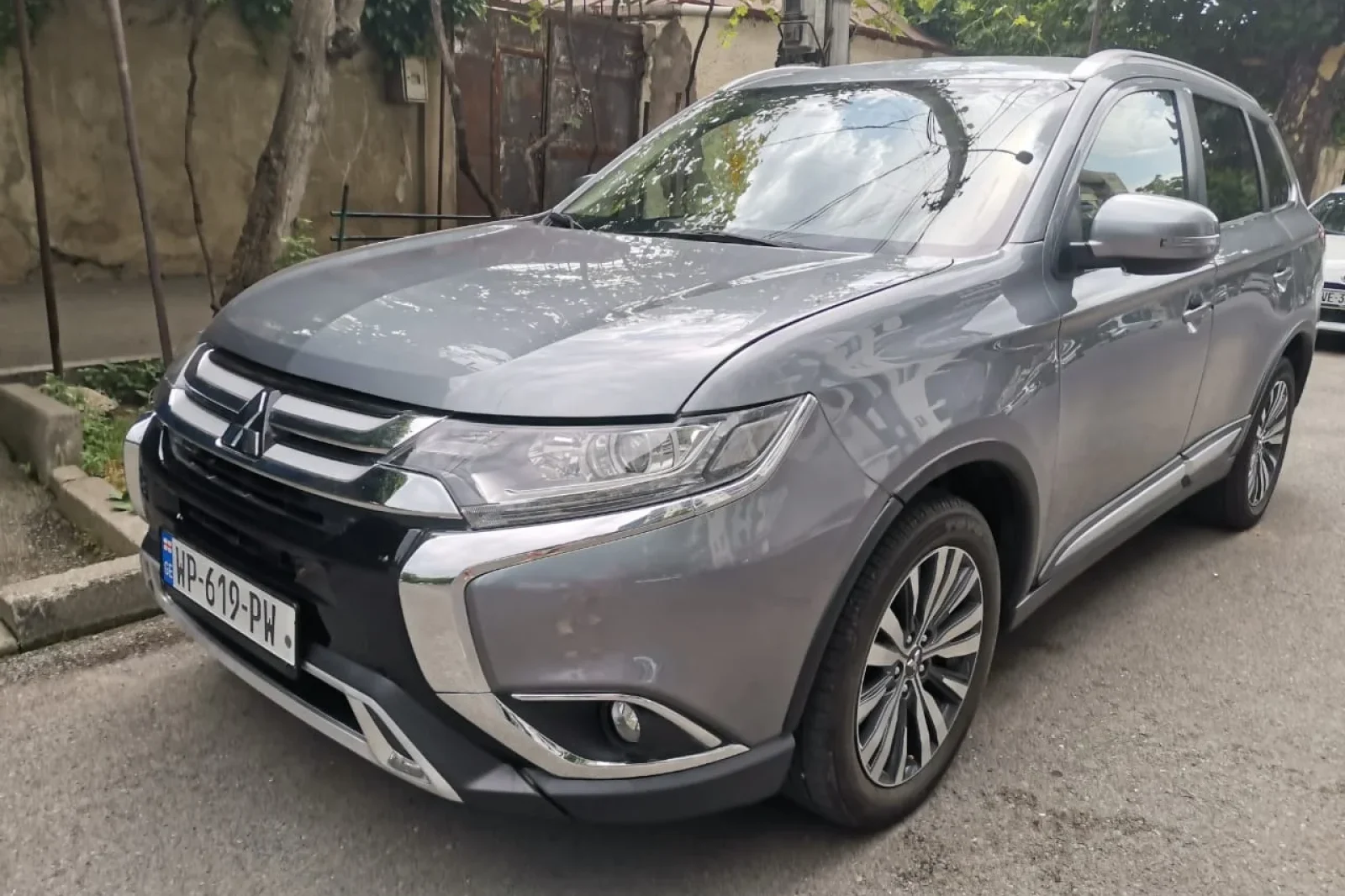 Huren Mitsubishi Outlander  Grijs 2020 in Tbilisi