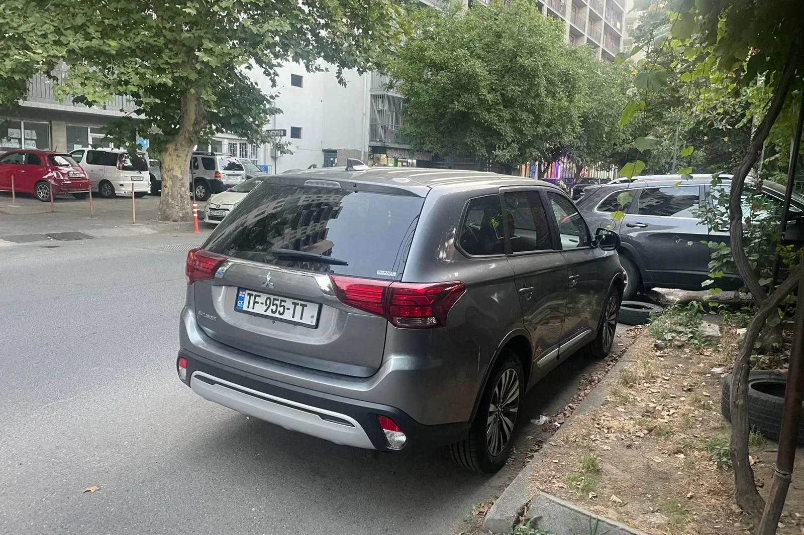 Huren Mitsubishi Outlander  Grijs 2020 in Tbilisi - 2 