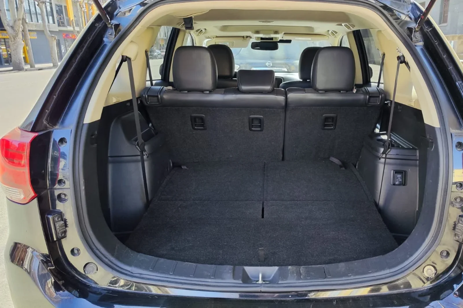 Loyer Mitsubishi Outlander  Noir 2019 en Tbilisi - 5 