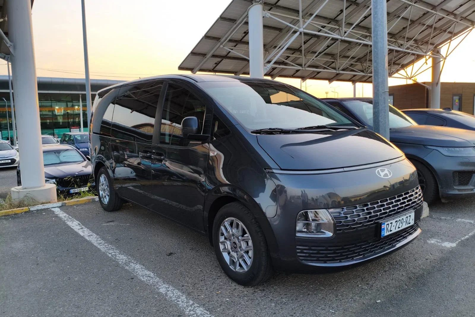 Huren Hyundai Staria  Zwart 2024 in Tbilisi