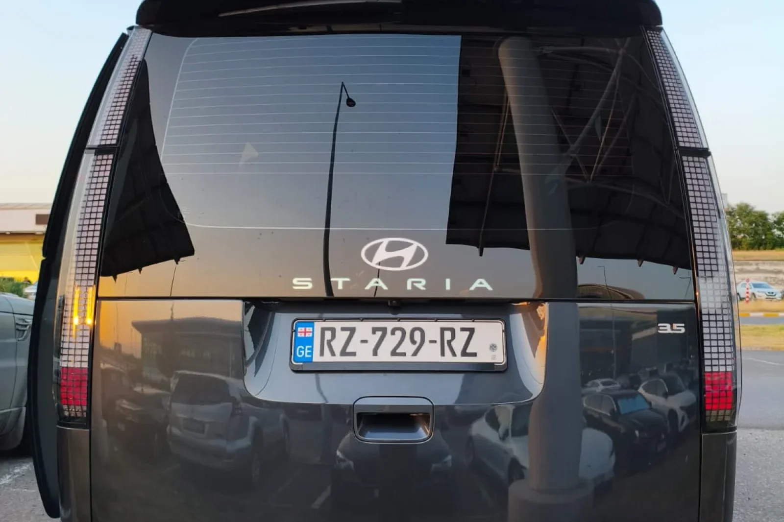 Huren Hyundai Staria  Zwart 2024 in Tbilisi - 8 