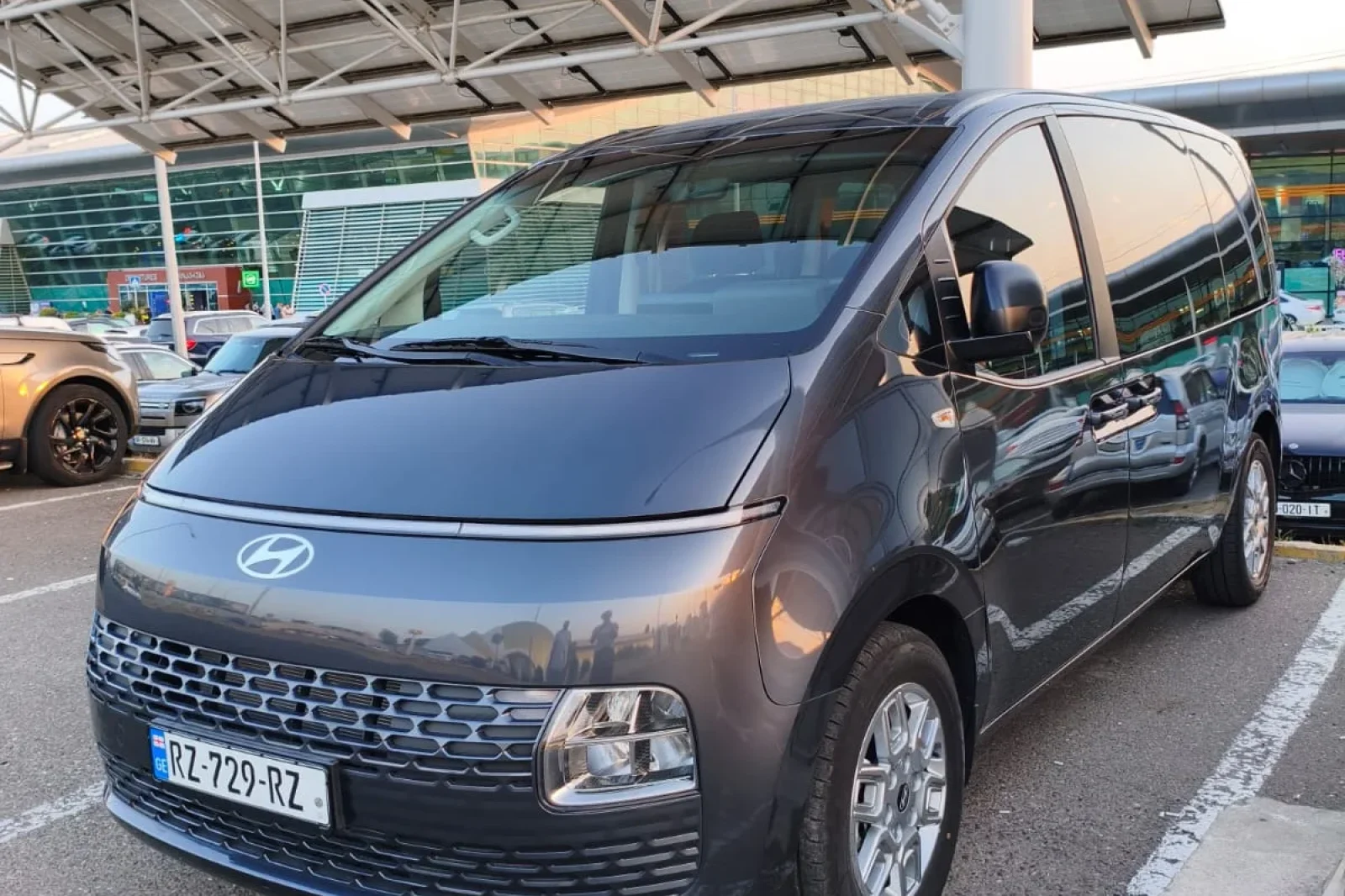 Huren Hyundai Staria  Zwart 2024 in Tbilisi - 2 