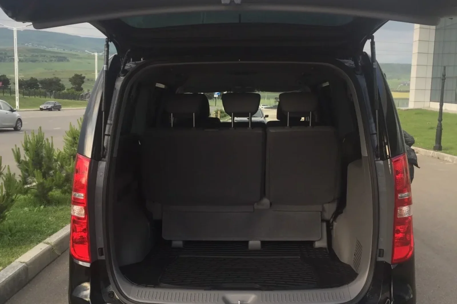 Huren Hyundai H1  Zwart 2019 in Tbilisi - 9 