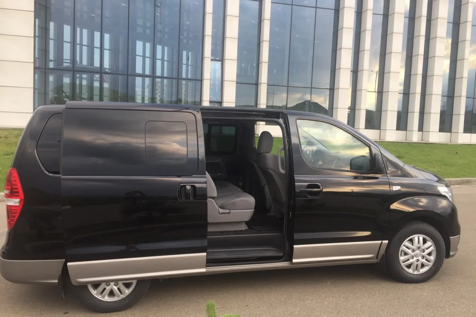 Huren Hyundai H1  Zwart 2019 in Tbilisi - 8 