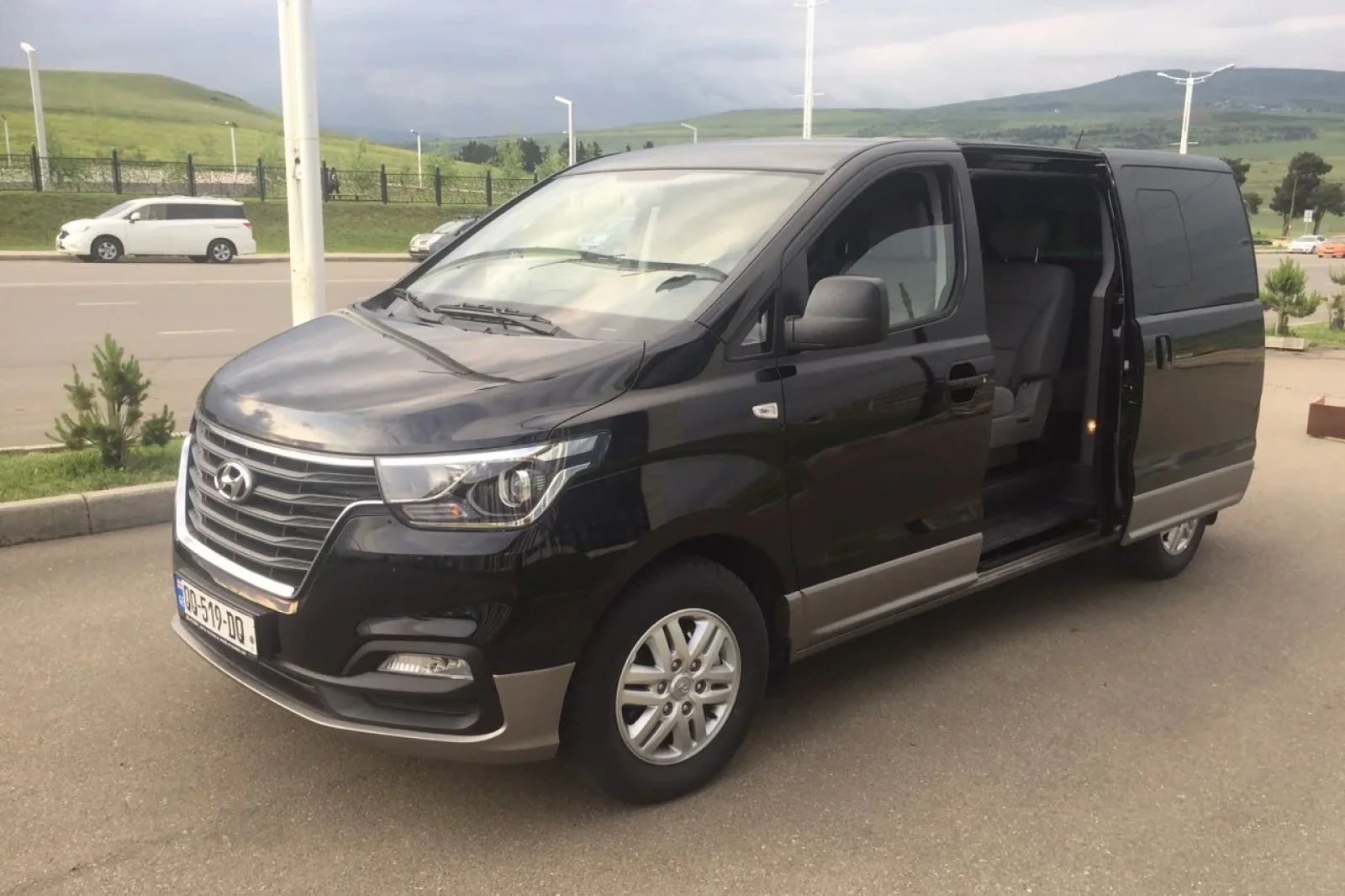 Huren Hyundai H1  Zwart 2019 in Tbilisi - 3 