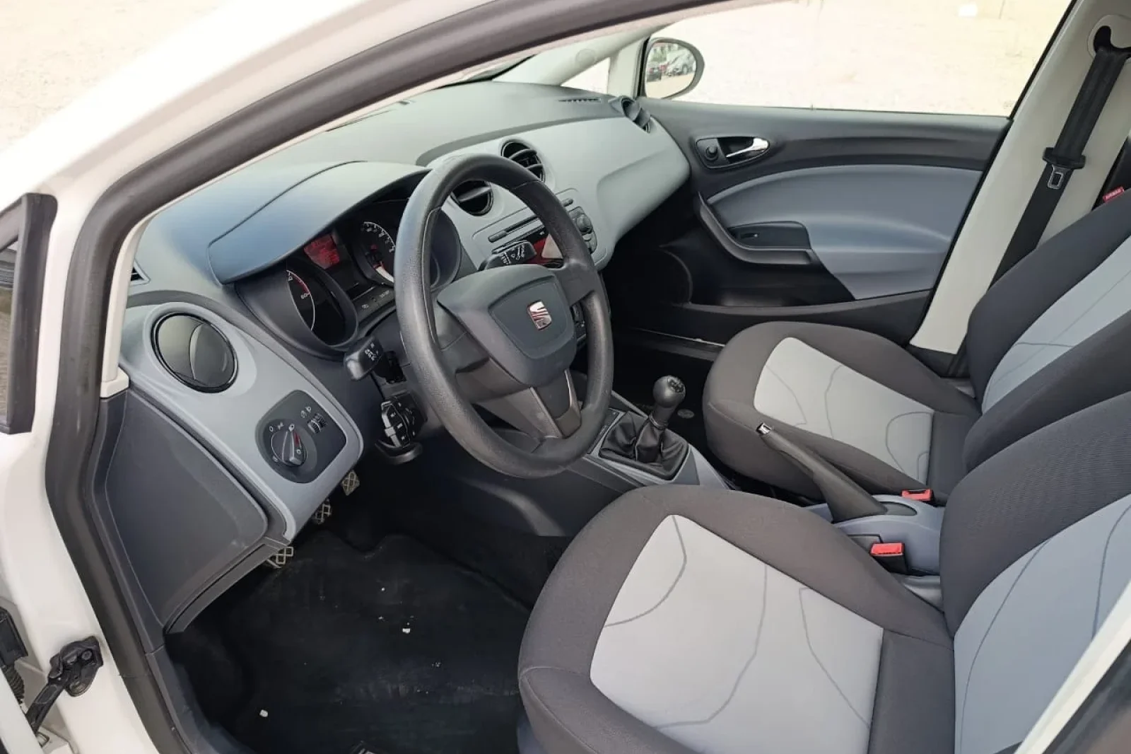 Affitto SEAT Ibiza  Bianco 2014 in Tirana - 3 