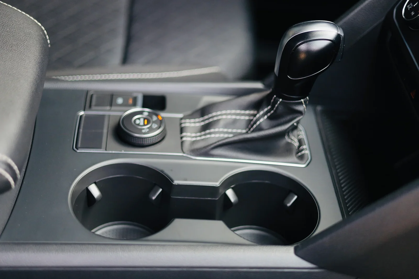 Rent Volkswagen Teramont  Red 2023 in Abu Dhabi - 12 