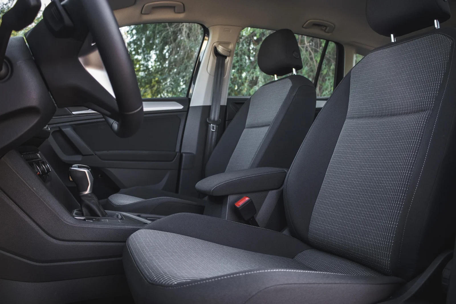 Kiralık Volkswagen Tiguan  Gri 2024 içinde Abu Dhabi - 6 