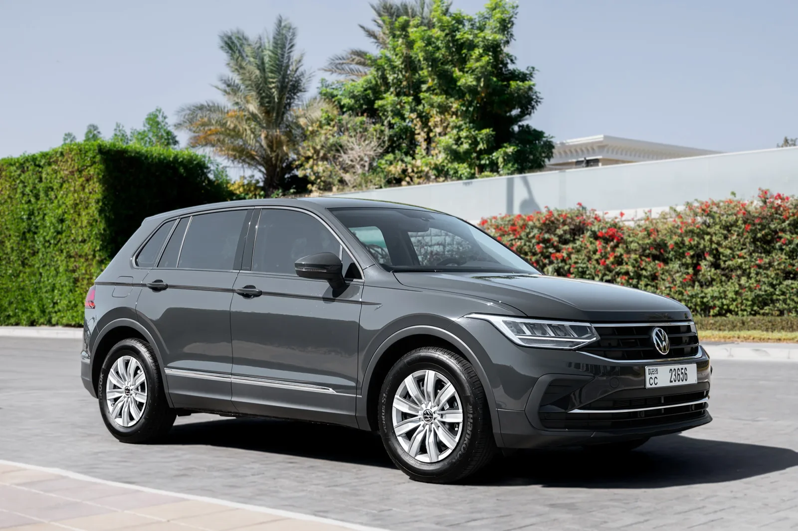 Kiralık Volkswagen Tiguan  Gri 2024 içinde Abu Dhabi - 2 