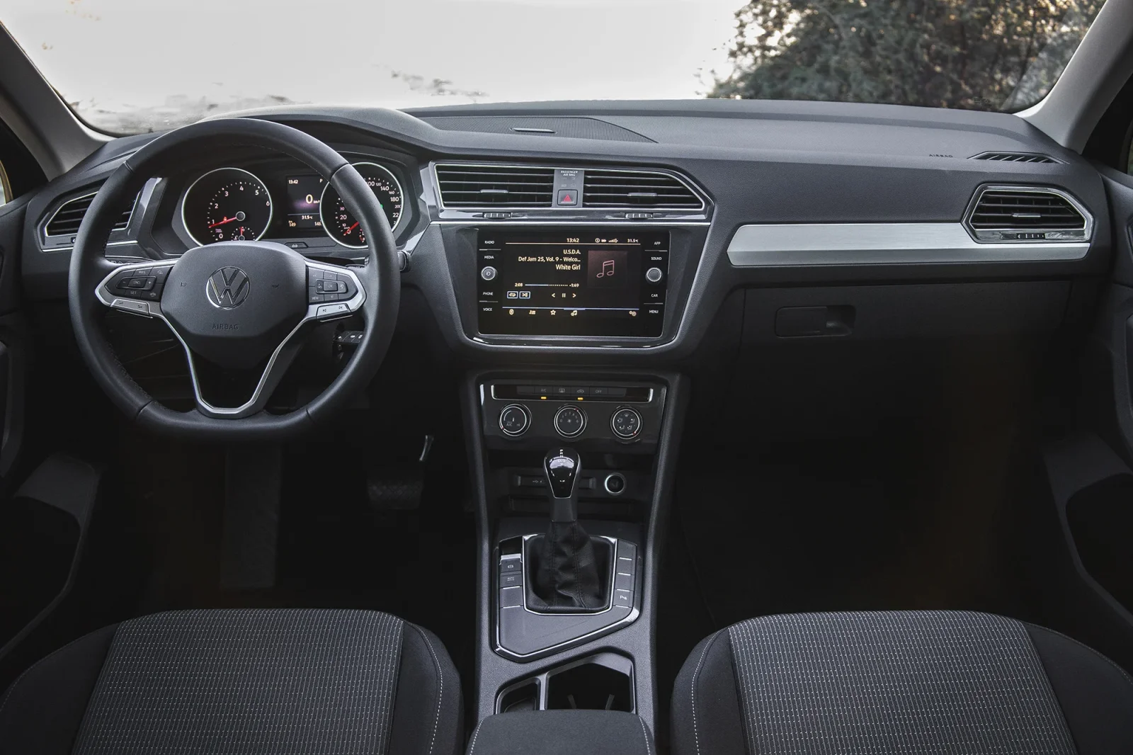 Kiralık Volkswagen Tiguan  Gri 2024 içinde Abu Dhabi - 3 