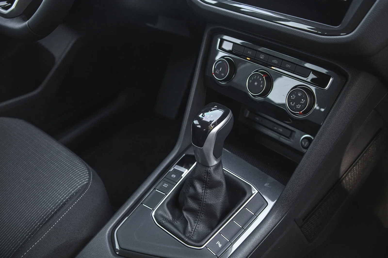 Kiralık Volkswagen Tiguan  Gri 2024 içinde Abu Dhabi - 7 