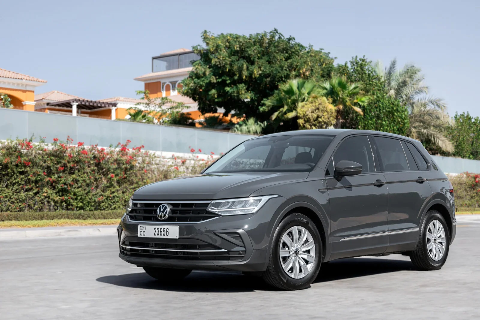 Kiralık Volkswagen Tiguan  Gri 2024 içinde Abu Dhabi - 8 