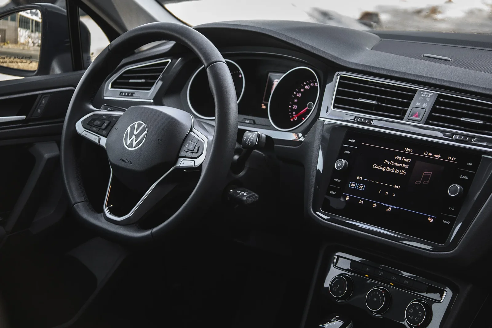 Kiralık Volkswagen Tiguan  Gri 2024 içinde Abu Dhabi - 4 