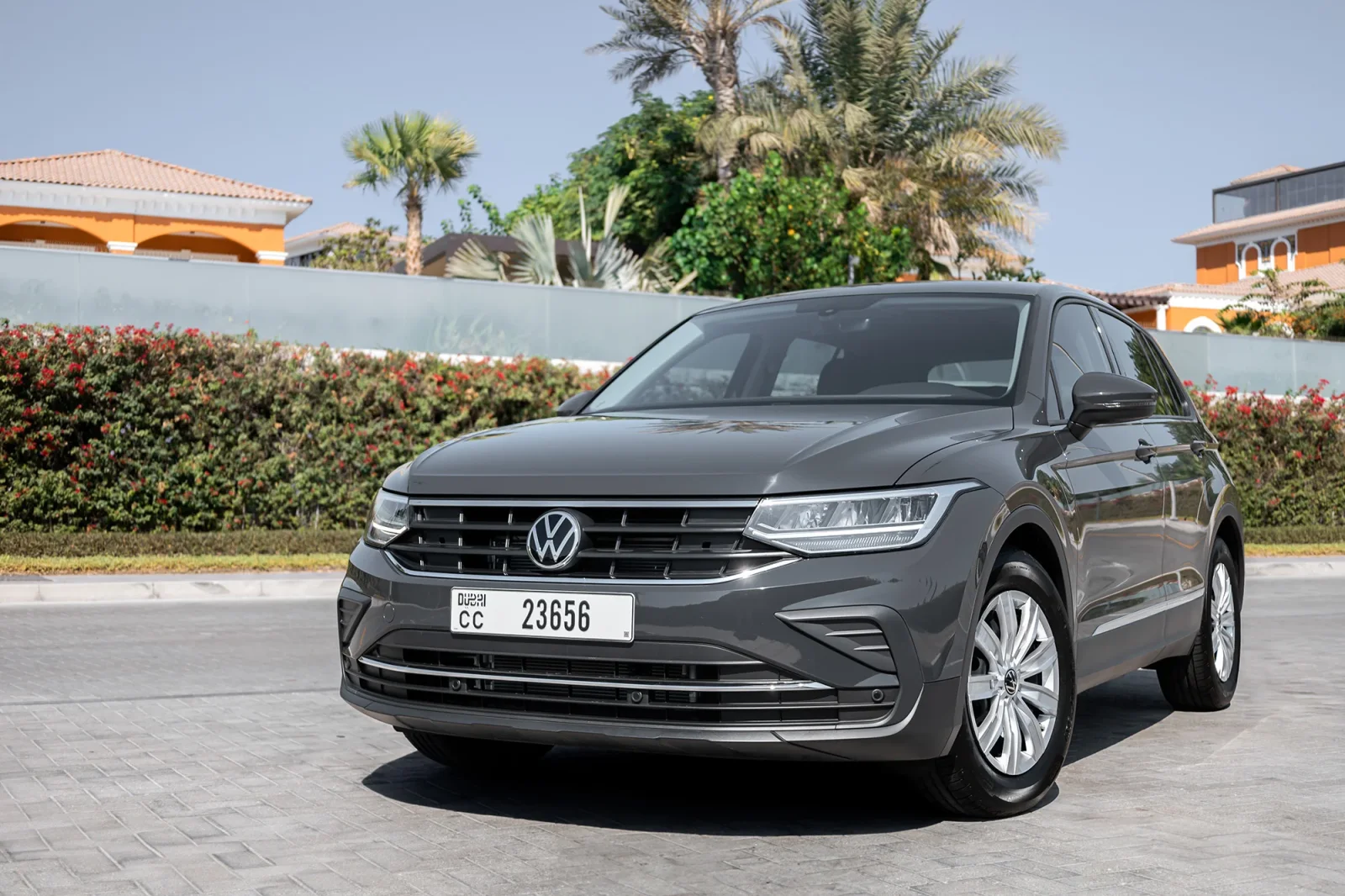 Kiralık Volkswagen Tiguan  Gri 2024 içinde Abu Dhabi - 9 