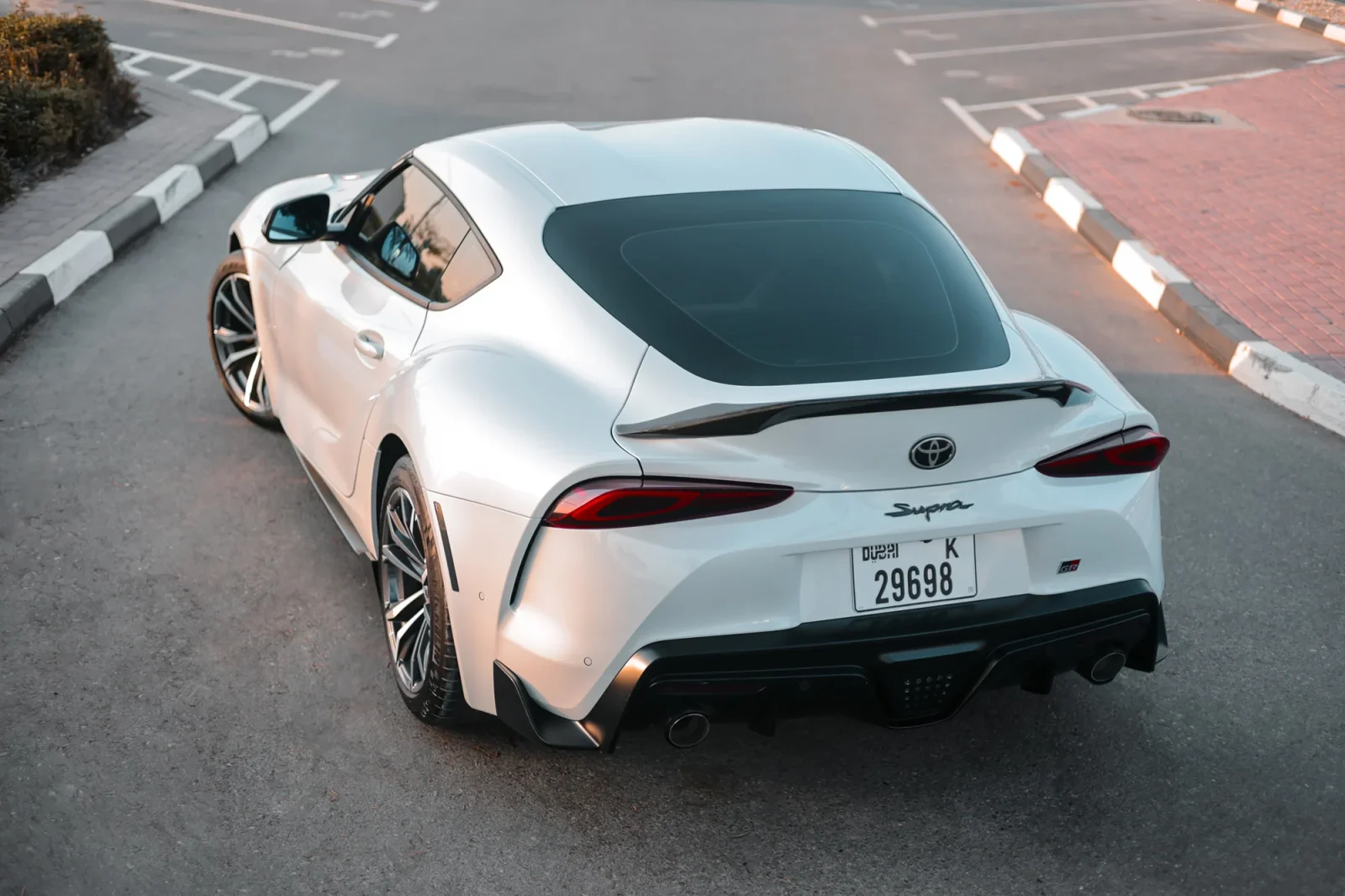 Loyer Toyota Supra  Blanc 2021 en Abou Dabi - 11 