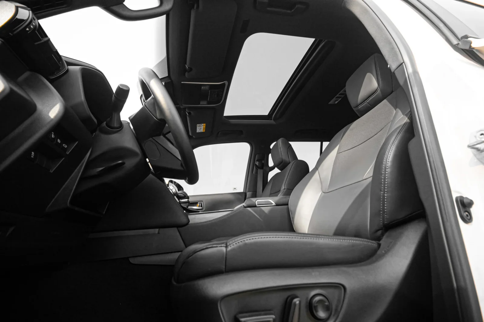 Rent Toyota Land Cruiser 300 White 2023 in Abu Dhabi - 6 