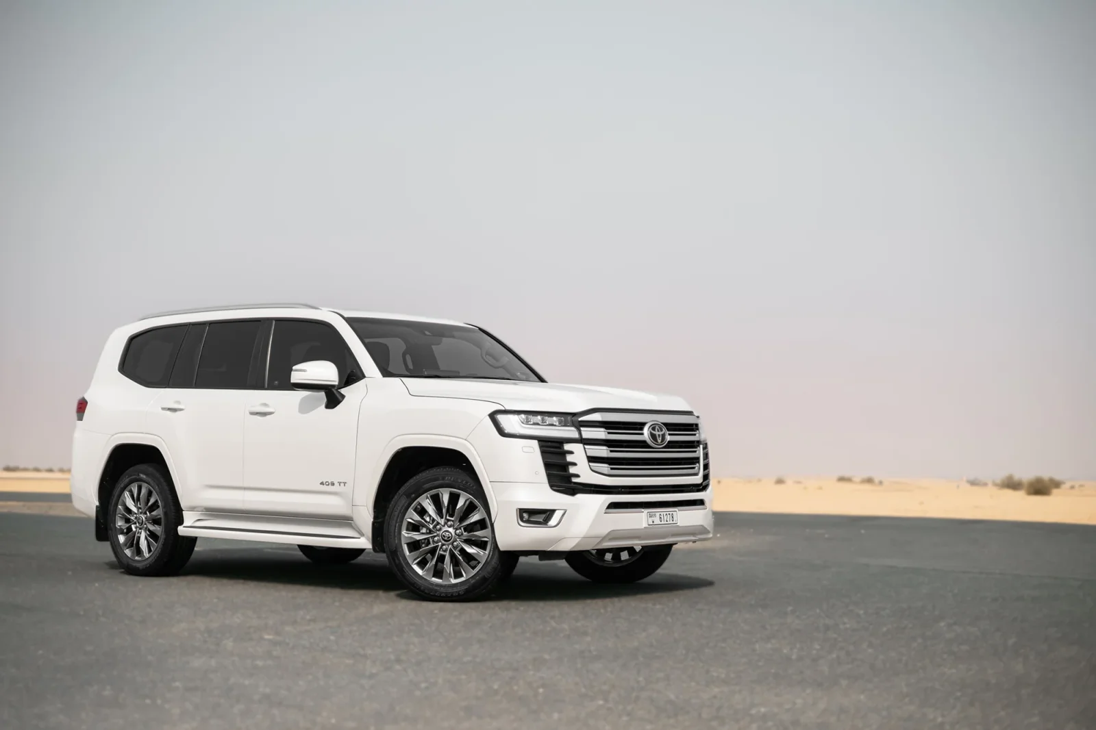 Rent Toyota Land Cruiser 300 White 2023 in Abu Dhabi - 10 
