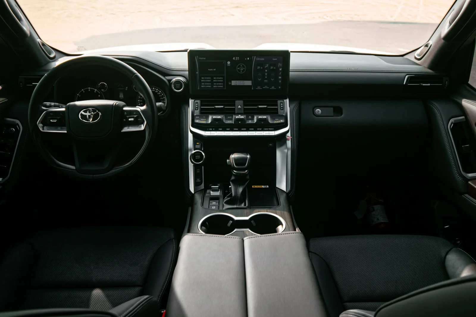 Rent Toyota Land Cruiser 300 White 2023 in Abu Dhabi - 4 