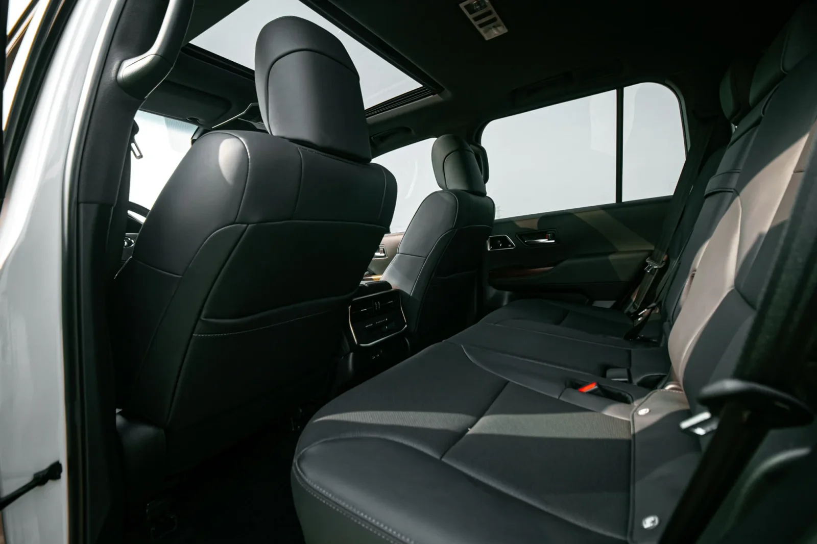 Rent Toyota Land Cruiser 300 White 2023 in Abu Dhabi - 5 