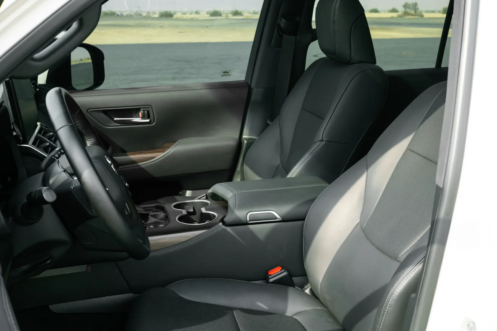 Rent Toyota Land Cruiser 300 White 2023 in Abu Dhabi - 7 