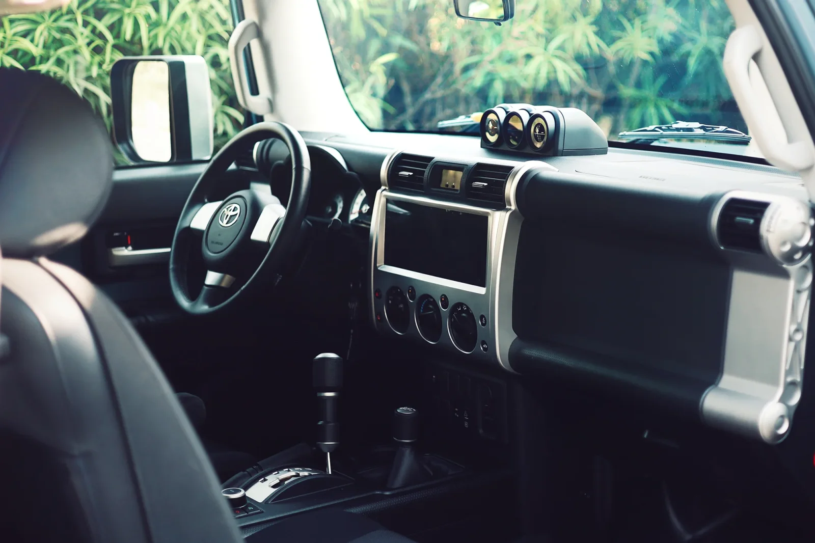 Rent Toyota FJ Cruiser  Blue 2023 in Abu Dhabi - 5 