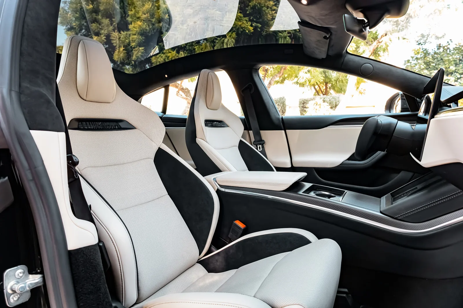 Rent Tesla Model S Plaid Black 2024 in Abu Dhabi - 7 