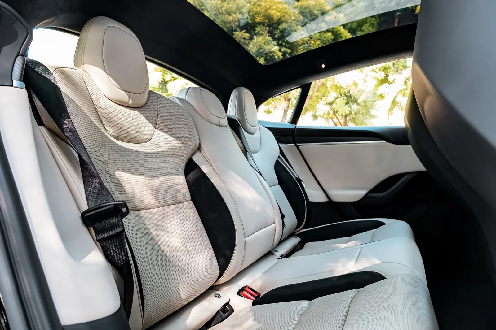 Rent Tesla Model S Plaid Black 2024 in Abu Dhabi - 8 