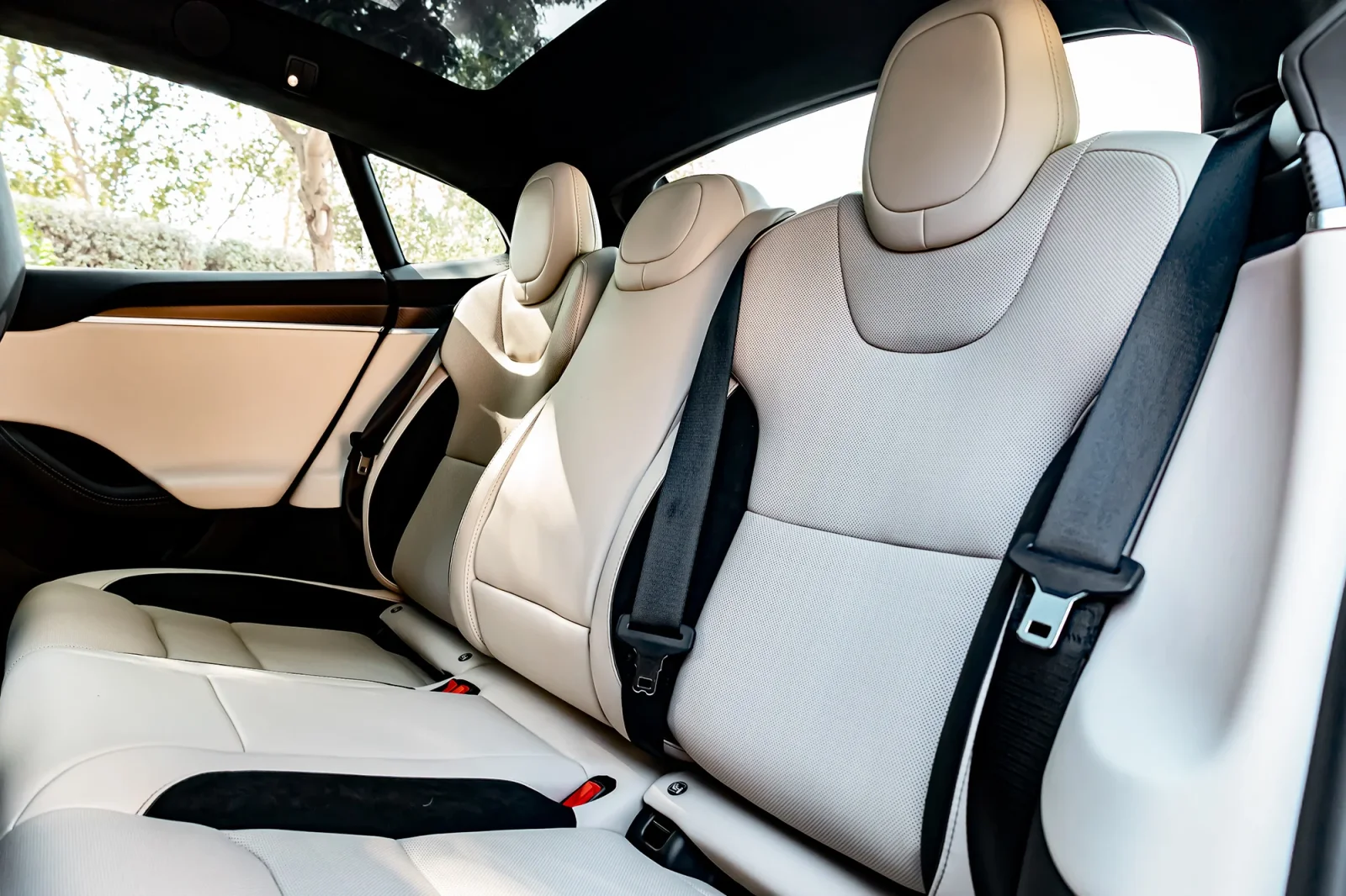 Rent Tesla Model S Plaid Black 2024 in Abu Dhabi - 9 