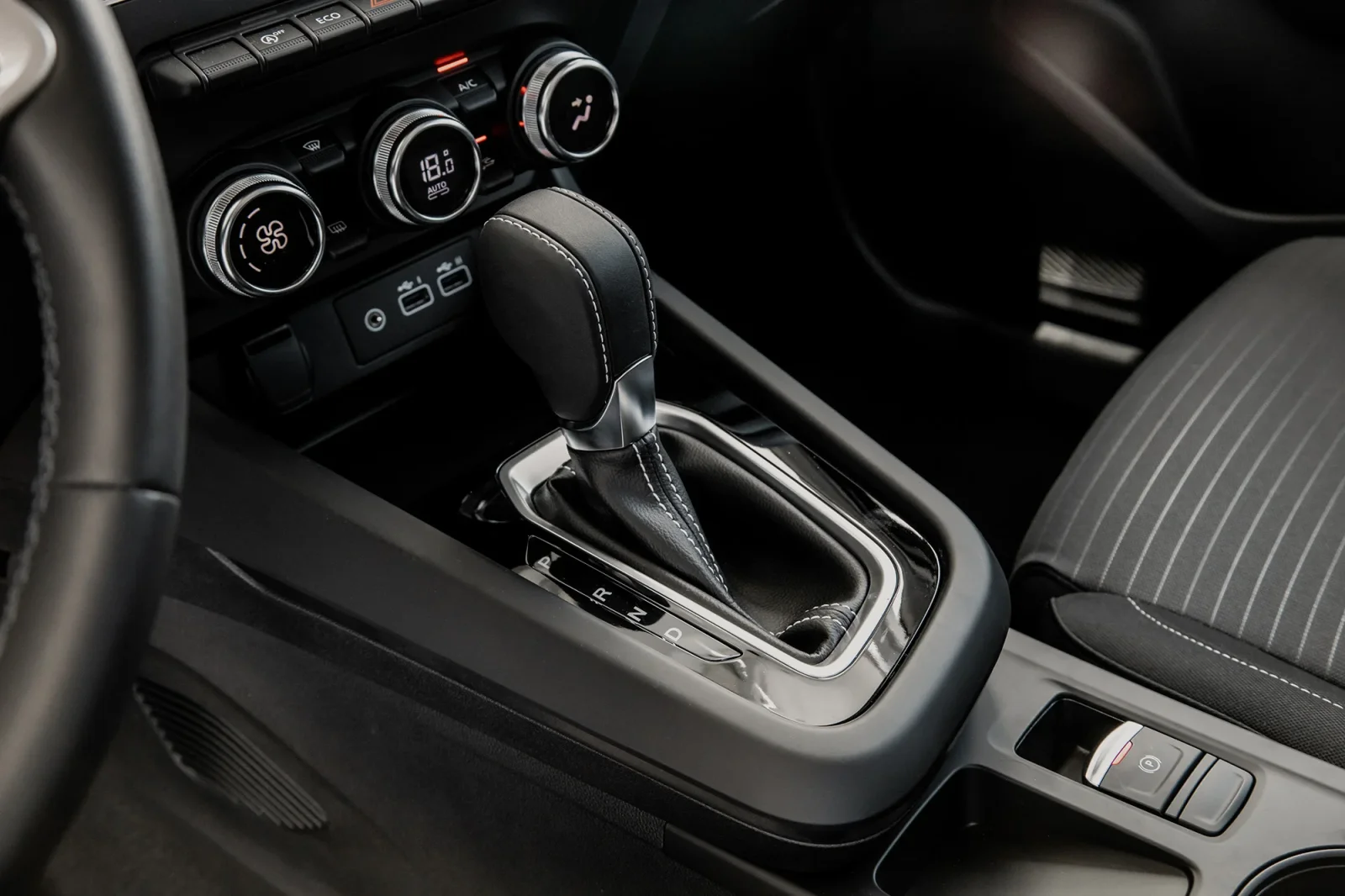 Rent Renault Arkana  Blue 2025 in Abu Dhabi - 7 