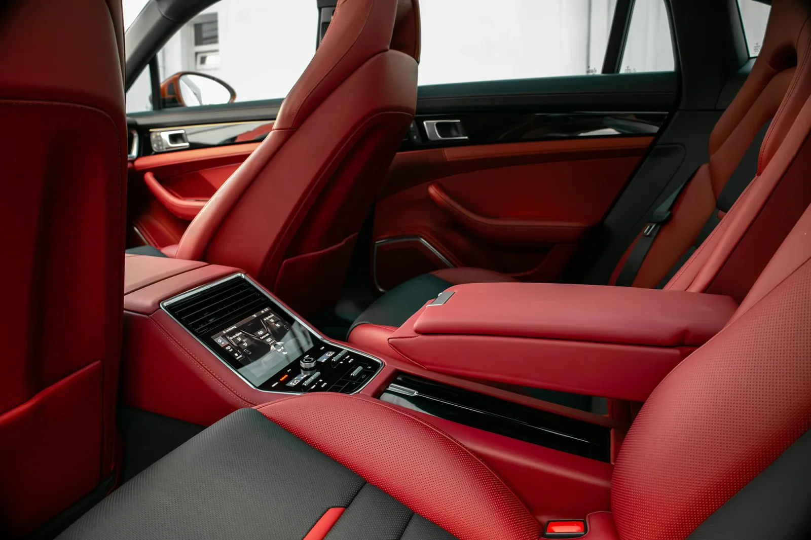 Loyer Porsche Panamera  Orange 2023 en Abou Dabi - 6 