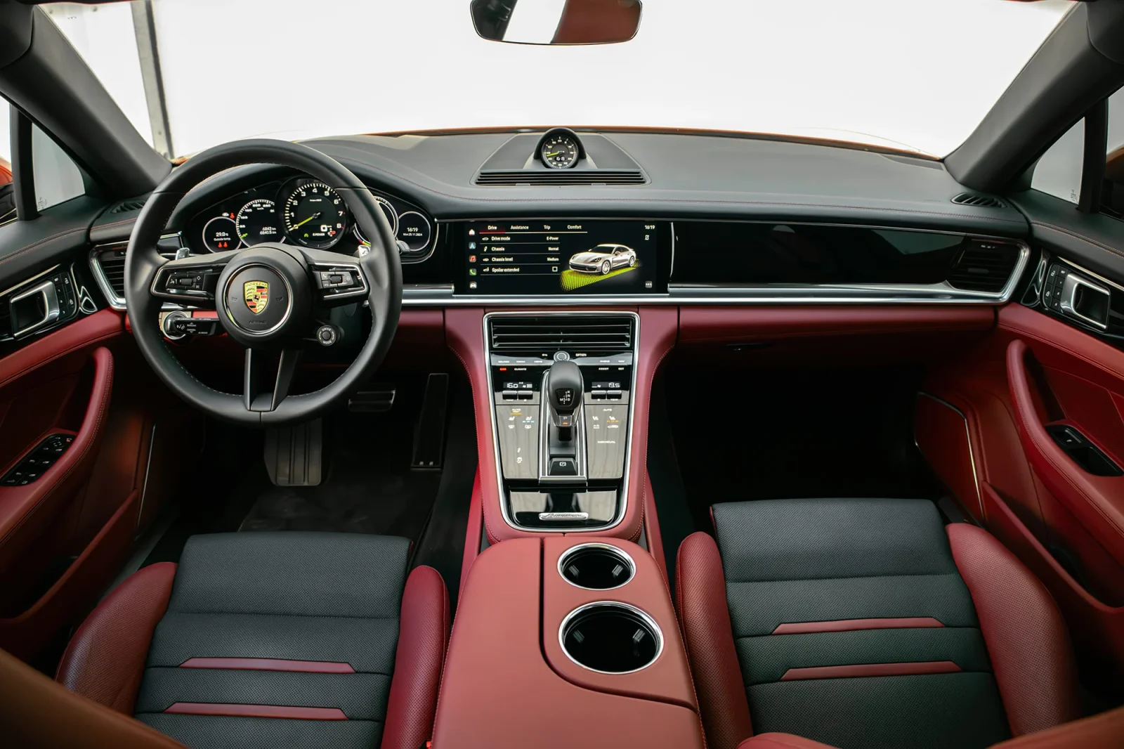 Loyer Porsche Panamera  Orange 2023 en Abou Dabi - 3 