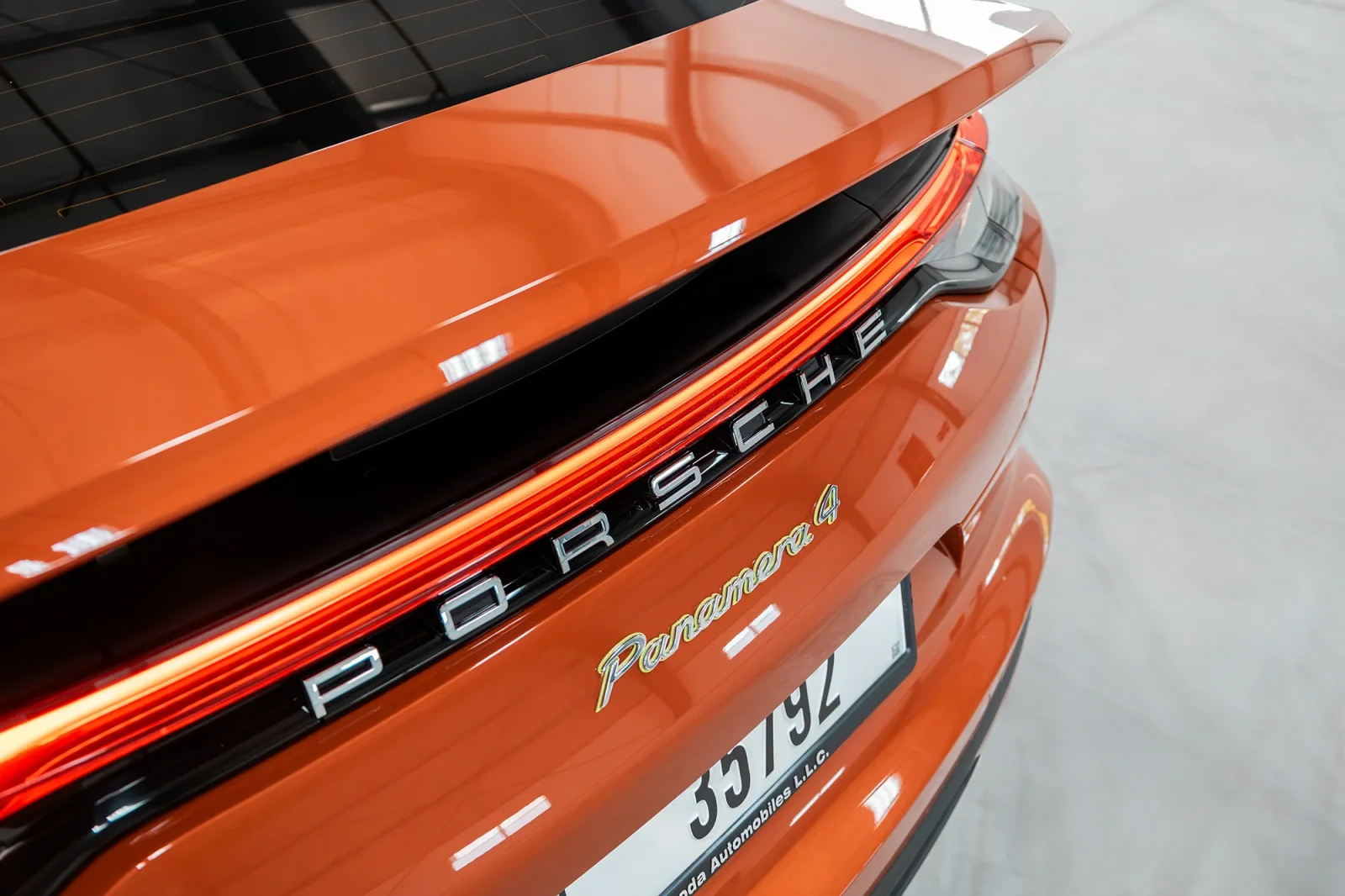Loyer Porsche Panamera  Orange 2023 en Abou Dabi - 15 