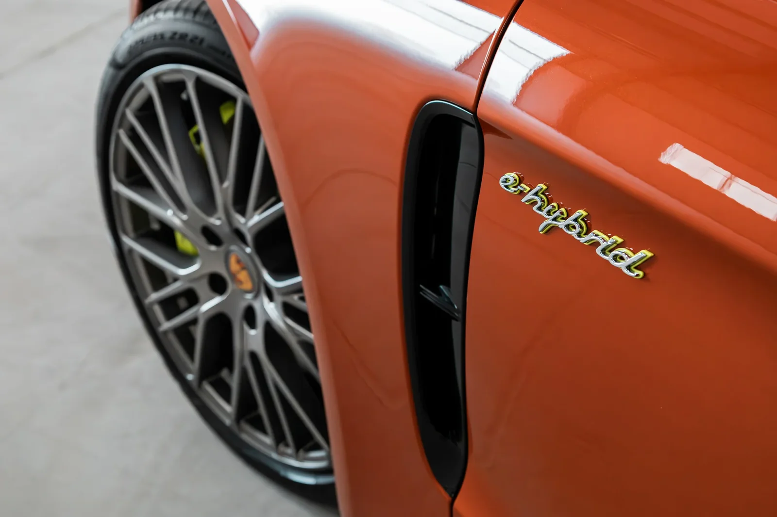 Loyer Porsche Panamera  Orange 2023 en Abou Dabi - 16 