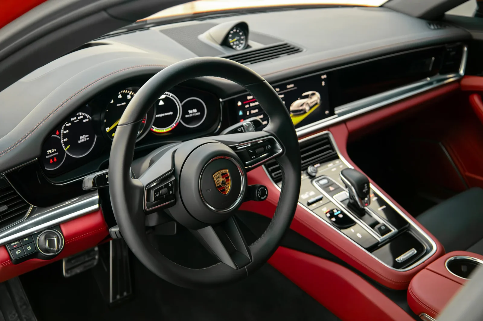 Loyer Porsche Panamera  Orange 2023 en Abou Dabi - 4 