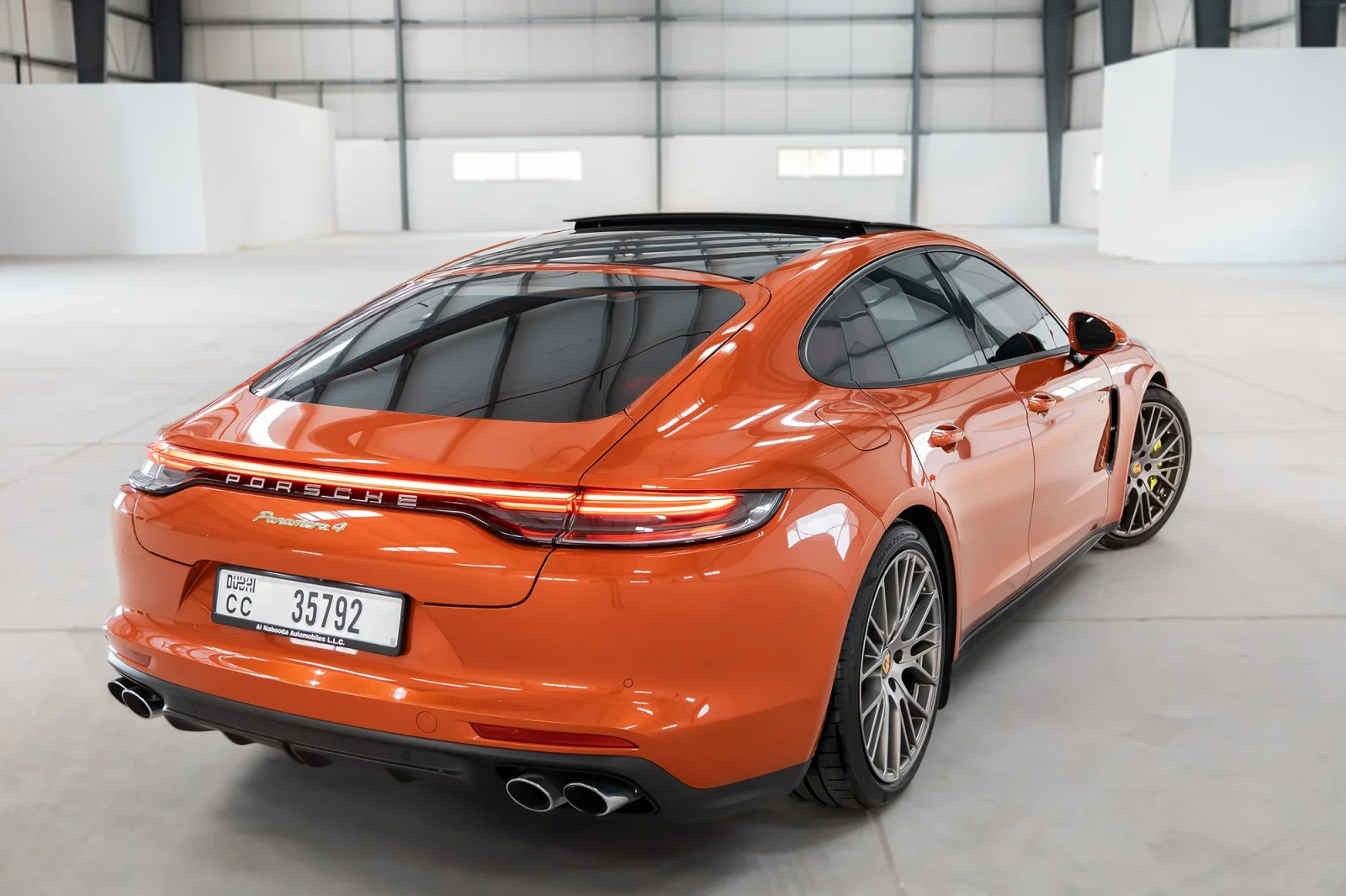 Loyer Porsche Panamera  Orange 2023 en Abou Dabi - 8 