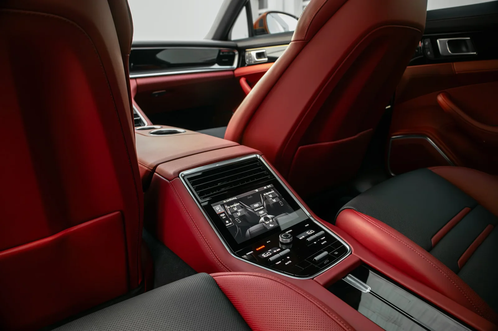 Loyer Porsche Panamera  Orange 2023 en Abou Dabi - 13 