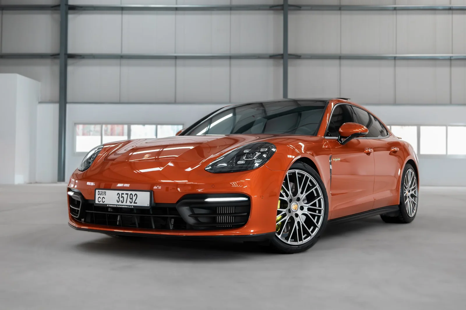 Loyer Porsche Panamera  Orange 2023 en Abou Dabi