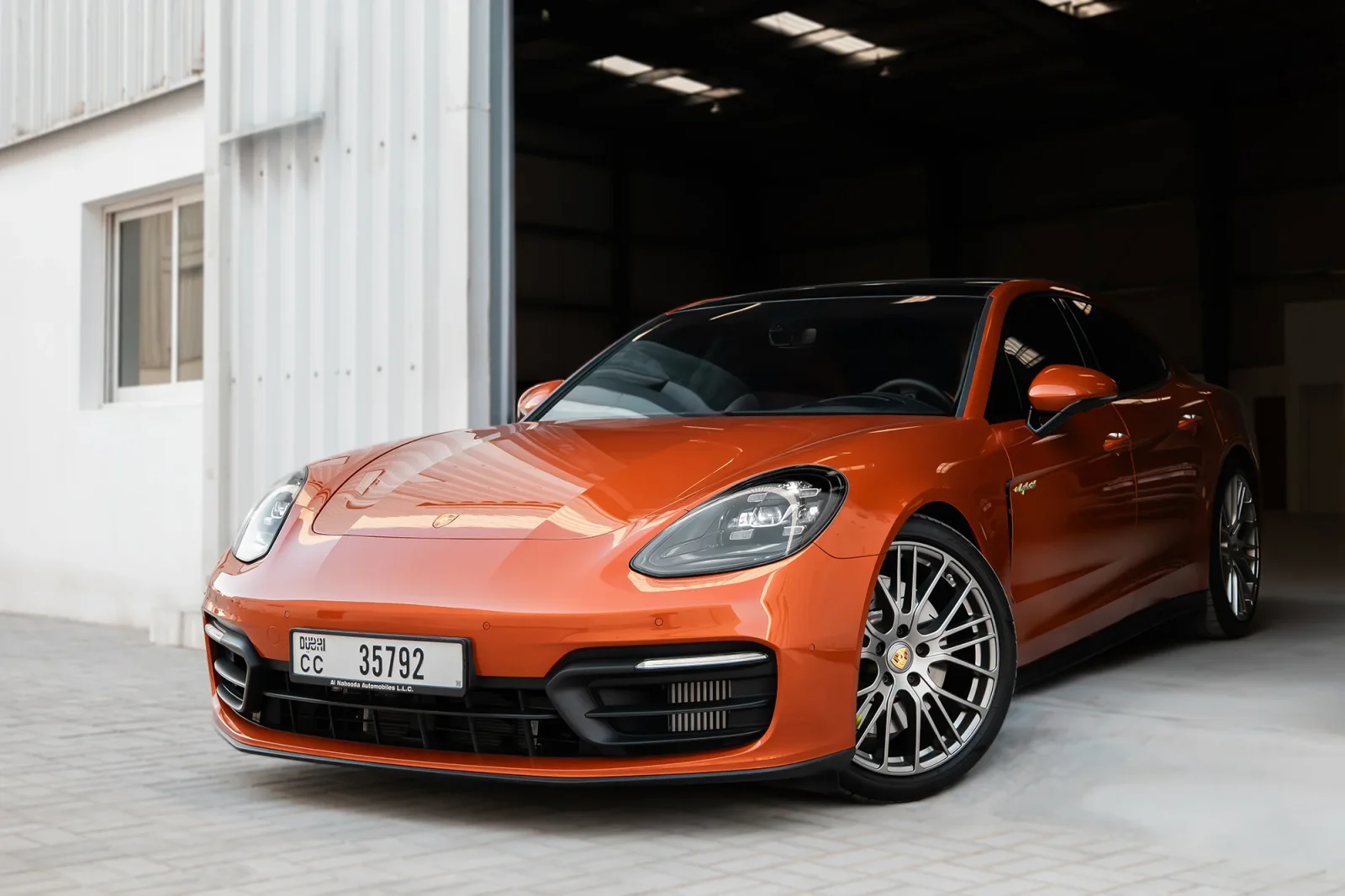 Loyer Porsche Panamera  Orange 2023 en Abou Dabi - 11 